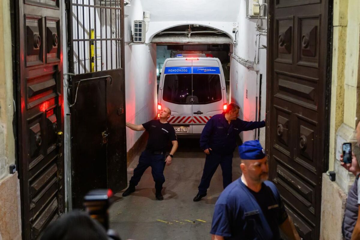 Rendőrautó érkezik a Fővárosi Büntetés-végrehajtási Intézet Nagy Ignác utcai épületébe 2026. október 23-án. A Budai Központi Kerületi Bíróság elrendelte egy hónapra Matolcsy Györgynek, a Magyar Nemzeti Bank (MNB) volt elnökének a letartóztatását 2026. október 23-án. A volt jegybankelnököt jelentős vagyoni hátrányt okozó gazdasági csalás bűntettével és hamis magánokirat felhasználásának vétségével gyanúsítják.