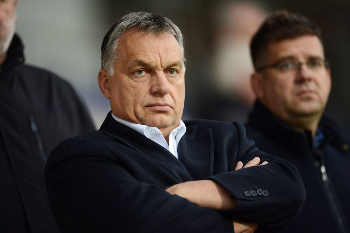 Orbán Viktor miniszterelnök nézi a magyar labdarúgó-válogatott edzését a rigai Skonto Stadionban október 9-én. Jobbra Seszták Miklós nemzeti fejlesztési miniszter. A magyar válogatott október 10-én világbajnoki selejtezőt játszik Lettország ellen Rigában.