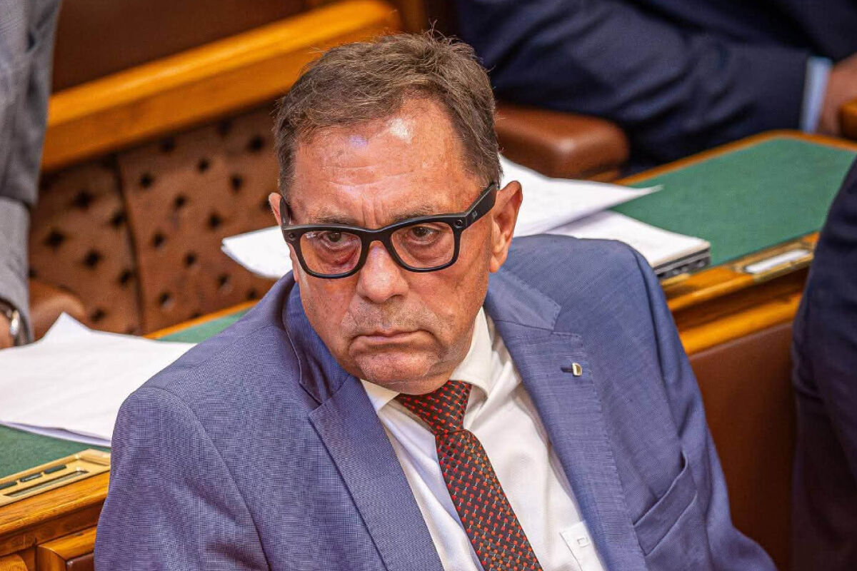 Pócs János kamerás szemüvegben az Országgyűlés ülésén.