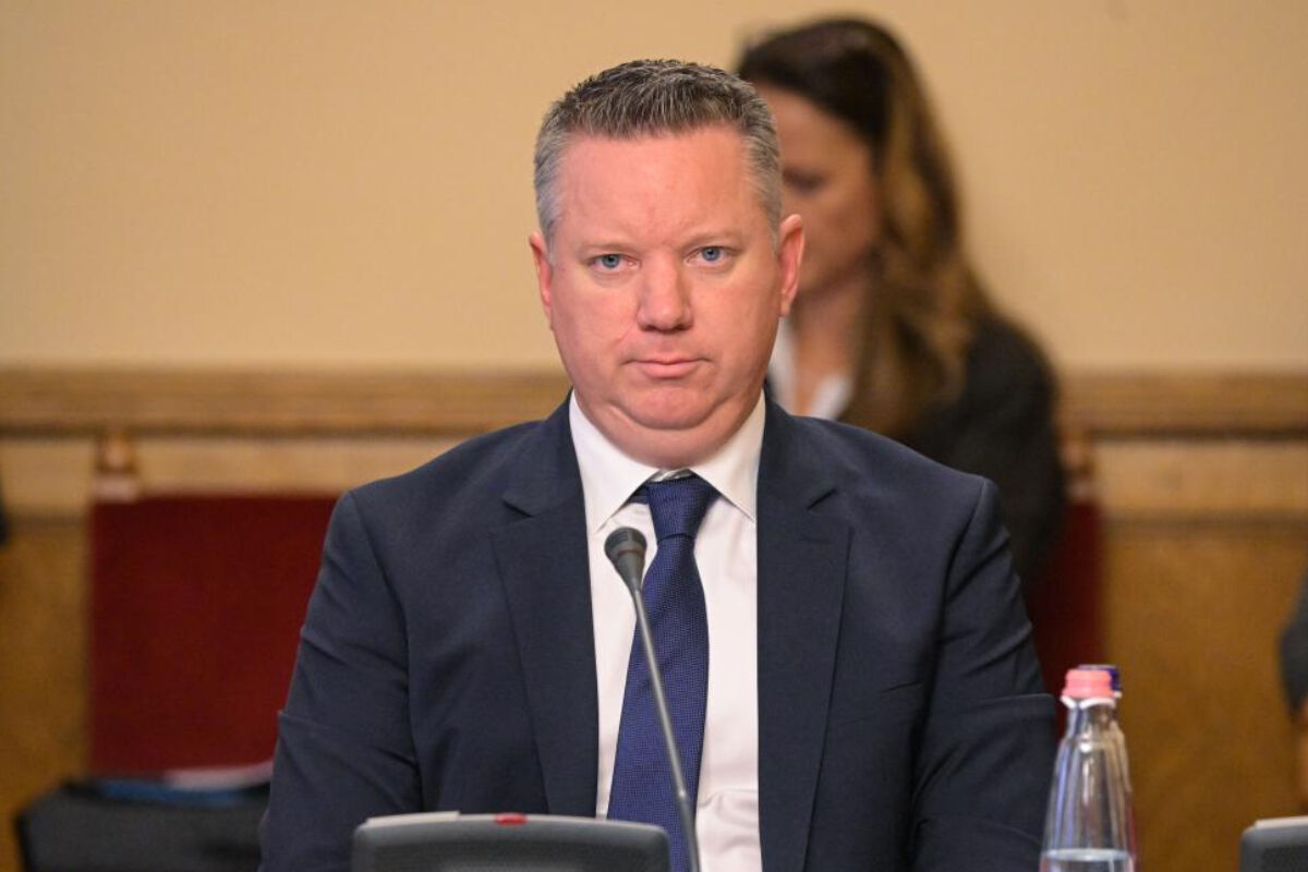 Megvágja a kormány a közszolgák támogatását, évi egymillió forintot bukhatnak