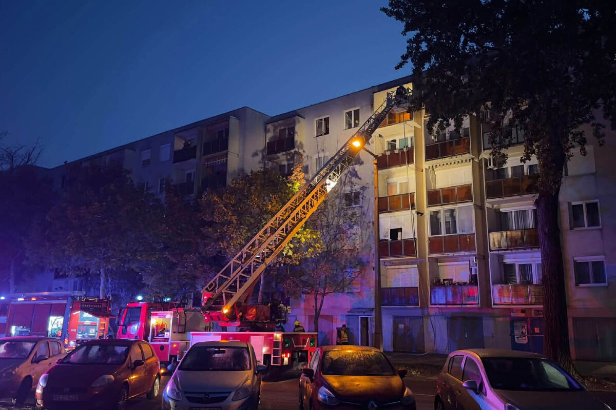 A soproni tűzeset helyszíne a IV. László király utcában vasárnap hajnalban.