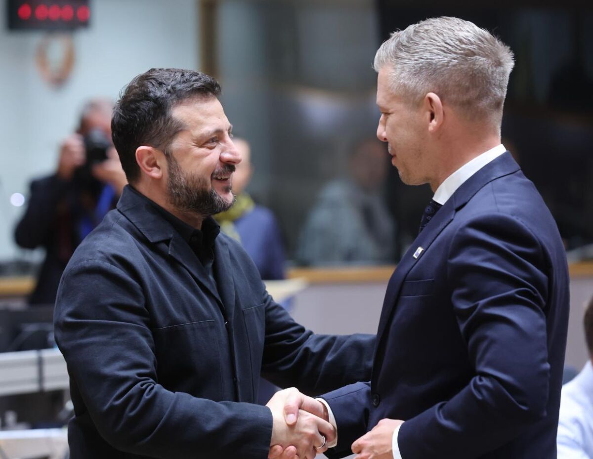 Volodimir Zelenszkij ukrán elnök (b) és Magyar Péter miniszterelnök üdvözli egymást az EU-tagországok kétnapos csúcstalálkozójának második napi ülése kezdetén Brüsszelben 2026. október 16-án.